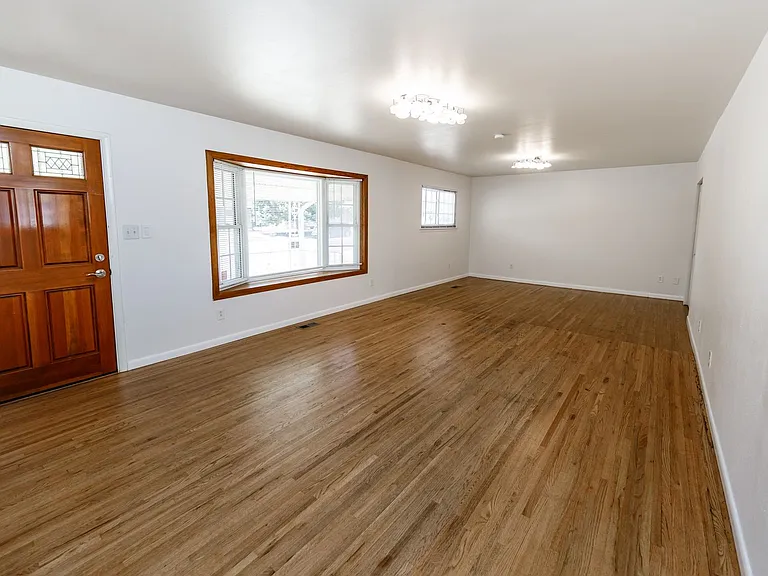 129 Ely St — Photo 3