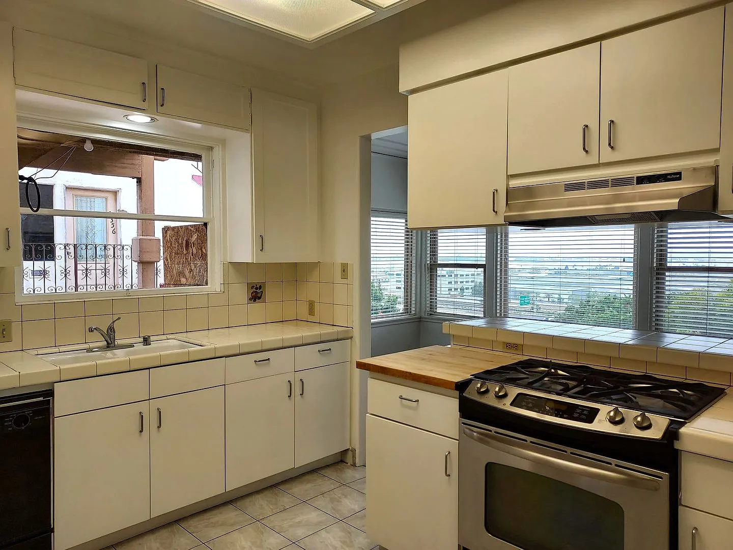 South Mission Hills Apartment — Photo 2