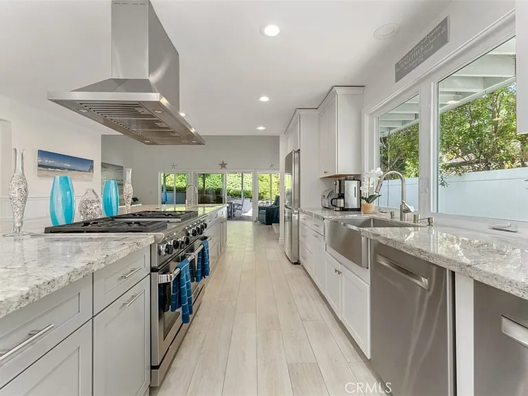 499 Nyes Pl — Photo 10