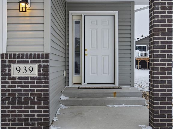 3rd image of 939 Eaglewood Ave W