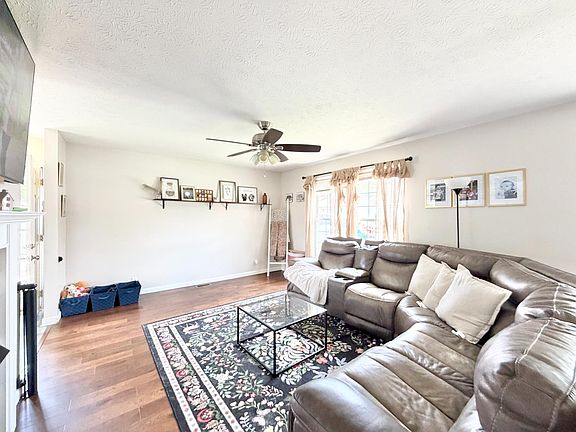 5th image of 186 Cedar Glen Ln