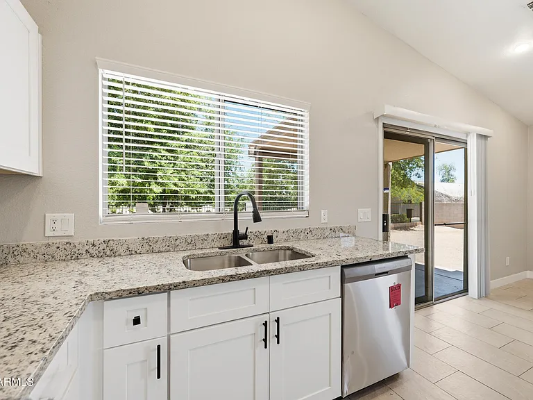1616 E Desert Ln — Photo 8