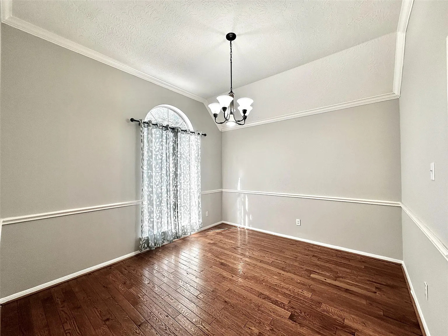 4 bed, 2.0 bath, 1976 sqft, $2,200 — Photo 4