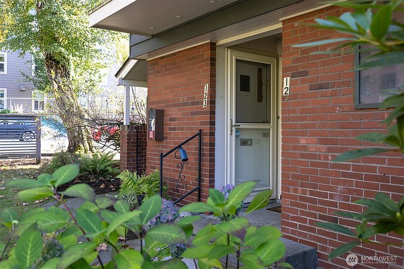 4th image of 901 N Forest Street #123