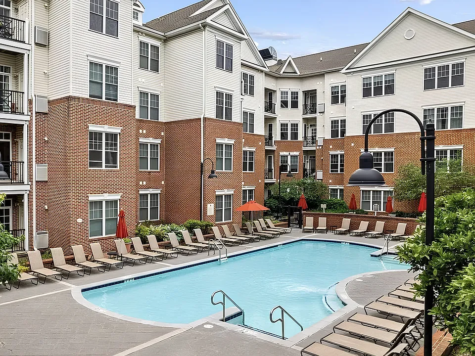 300 W Elm St #2417
