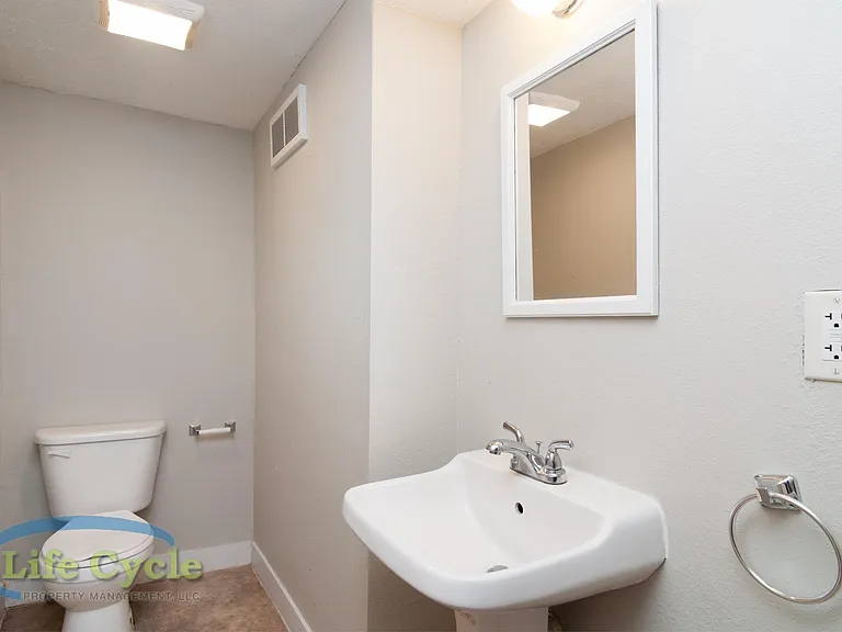 138 Travis St NE — Photo 10