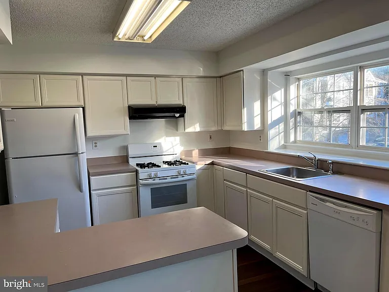 15 Halstead Pl — Photo 6