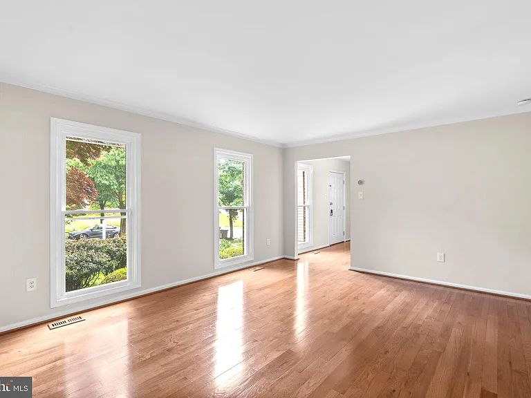 1119 Halesworth Dr — Photo 8
