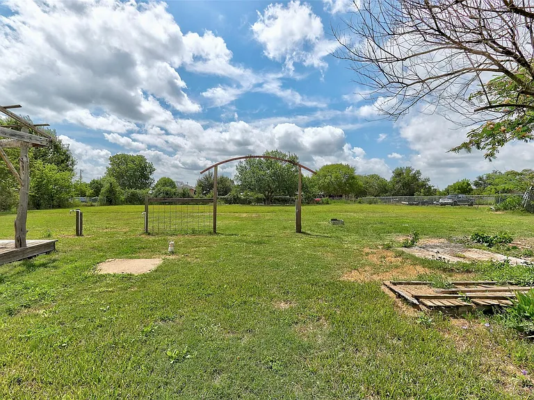820 Stadium Dr — Photo 28