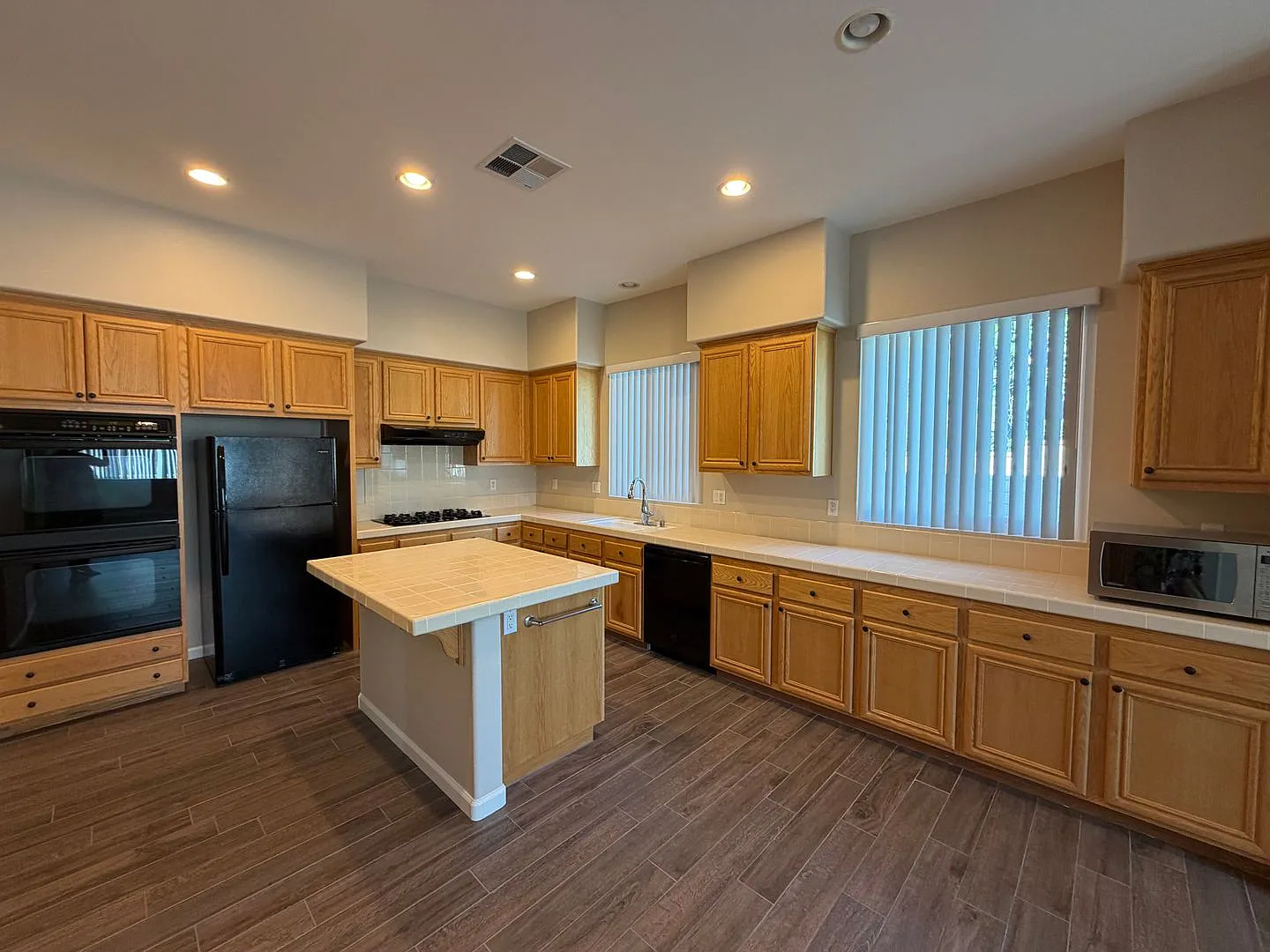 3 bed, 2 bath 1-story home with great curb appeal + bonus room — Photo 2