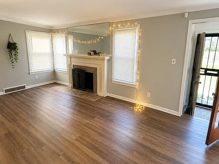 16861 Glastonbury Rd — Photo 3