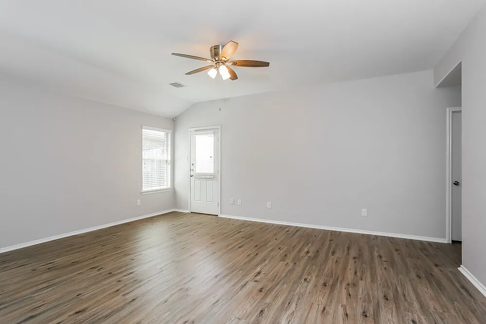3 bed, 2.0 bath, 1741 sqft, $2,155 — Photo 3
