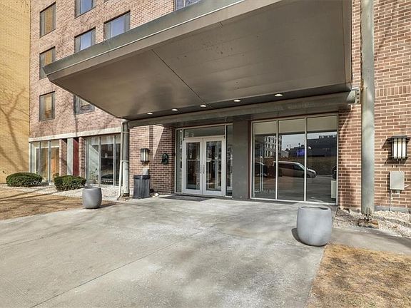3rd image of 600 E 8th St APT 4A