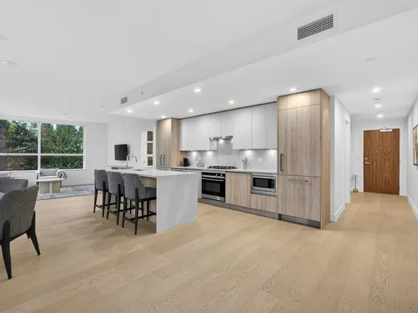 657 Marine Dr #405, West Vancouver, BC V7T 2Y2