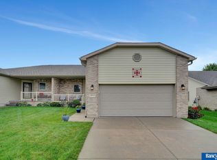 9143 Round Hill Dr, Lincoln, NE 68526