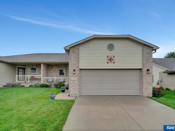 9143 Round Hill Dr, Lincoln, NE 68526
