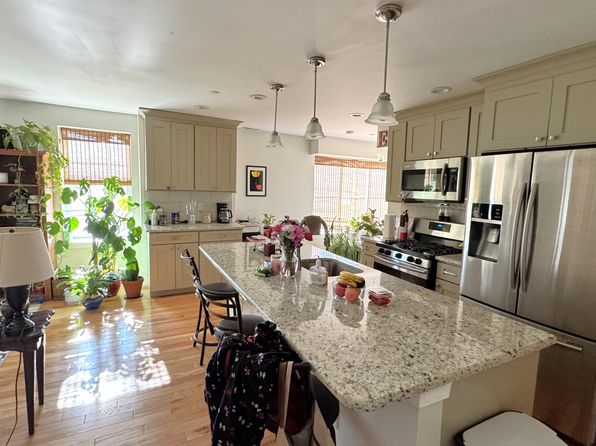 32 Pine St APT 2A