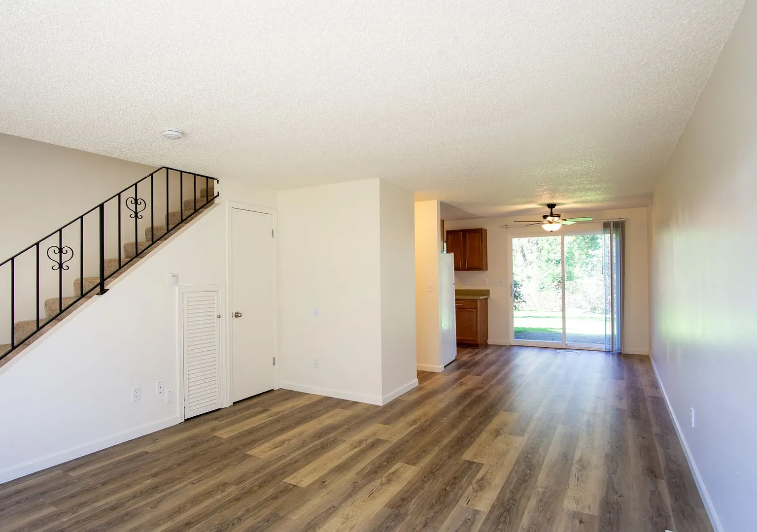 Updated 2 Bedroom Townhouse- Private Patio, Dining Space, Parking, W/D + D/W!! — Photo 2