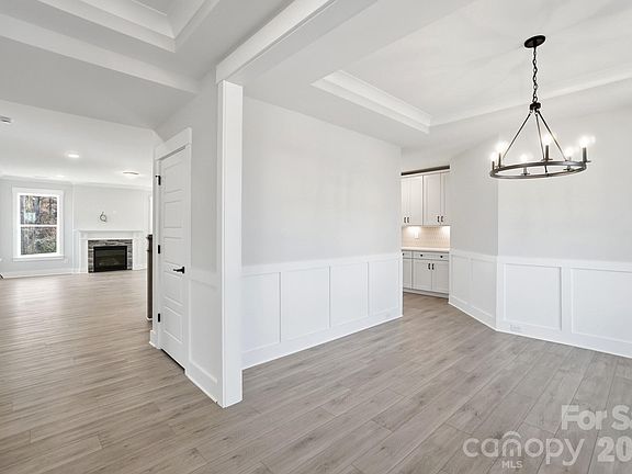 4th image of 1425 Knob Creek Dr