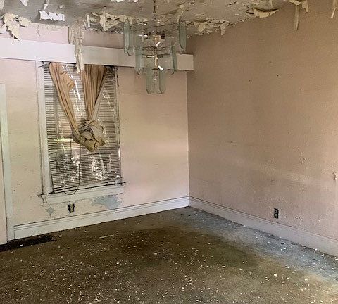 5th image of 726 Clegg St
