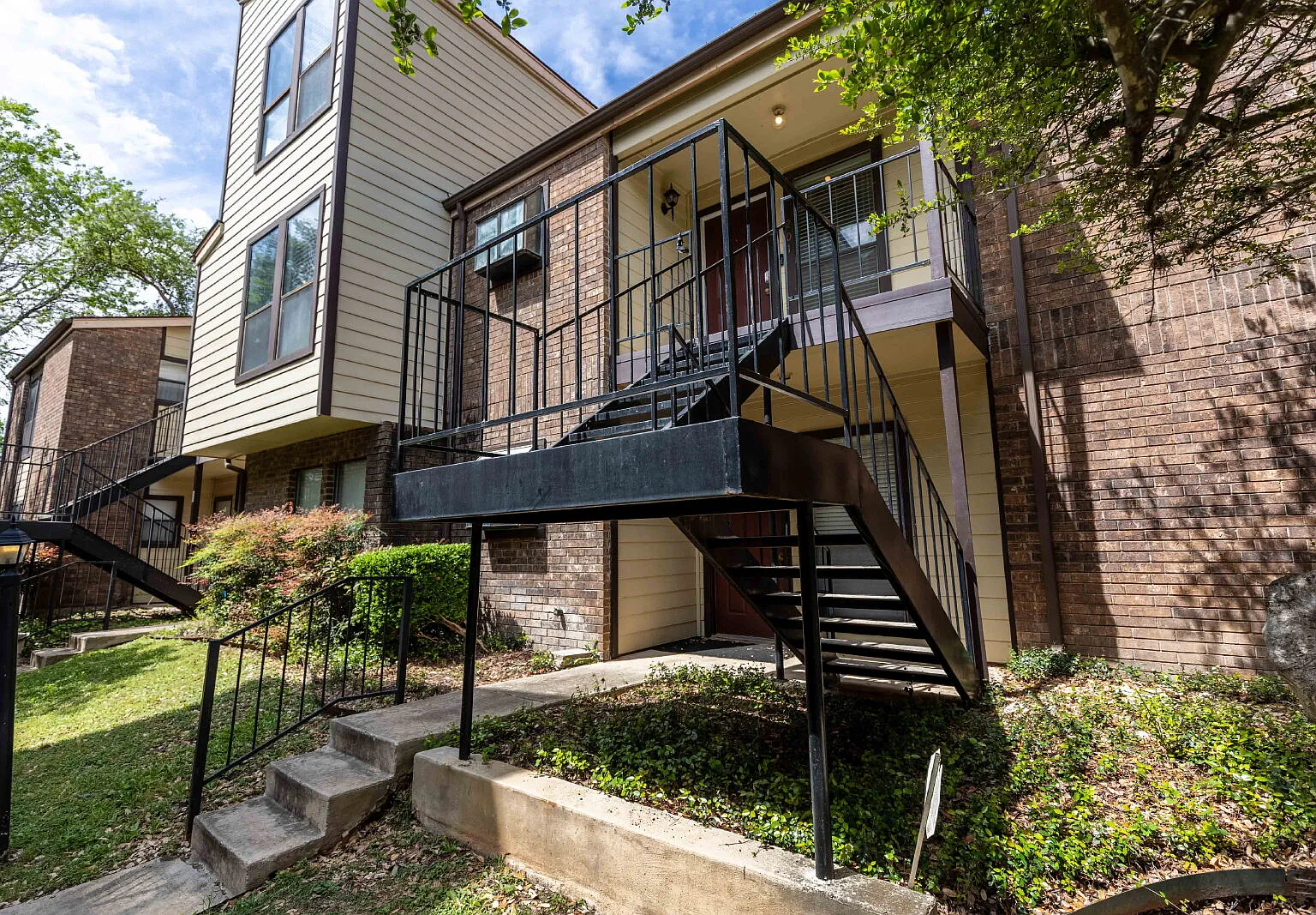 2 bed, 1.0 bath, 845 sqft, $1,050 — Photo 1