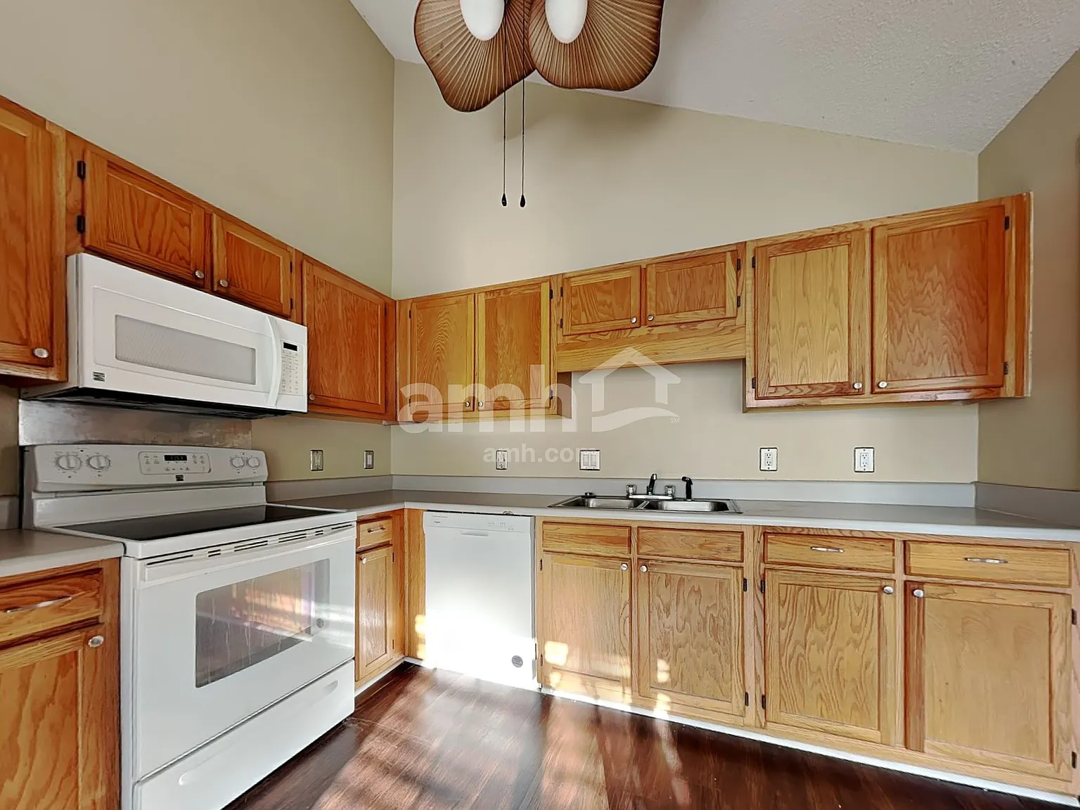 3 bed, 2.0 bath, 1609 sqft, $2,100 — Photo 3