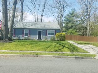 11 Woodside Ln, Sicklerville, NJ 08081