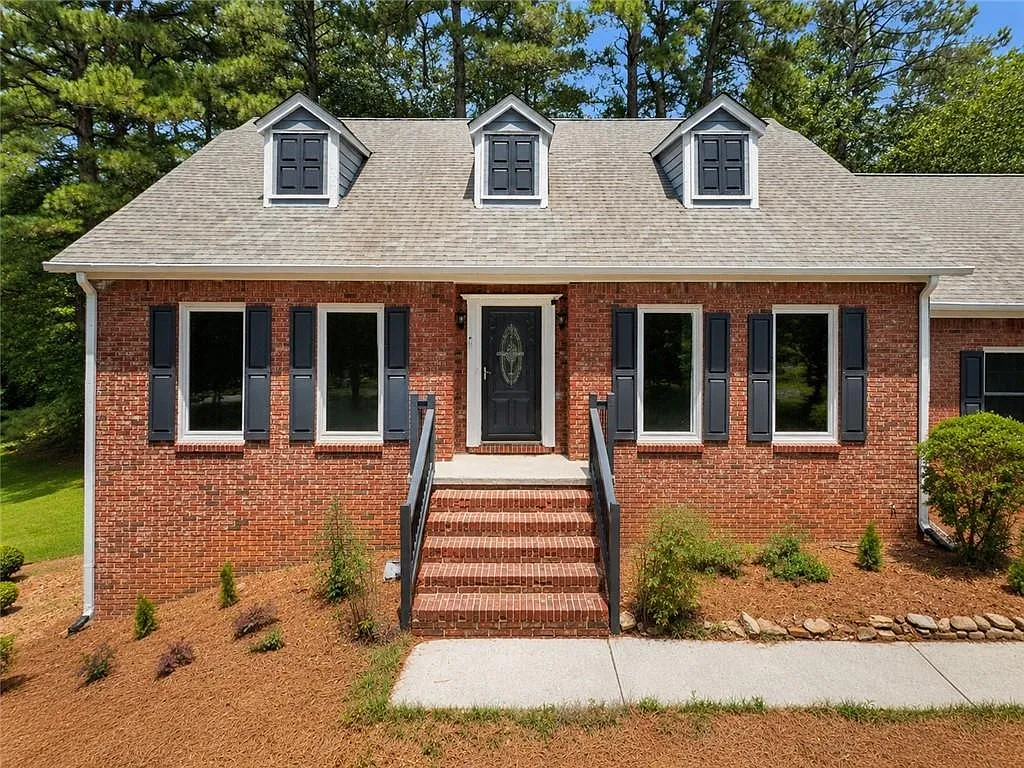 4 bed, 2.5 bath, 2163 sqft, $2,600 — Photo 2