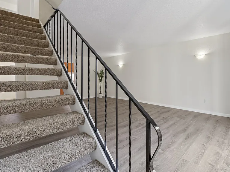 La Jollan Townhomes — Photo 16