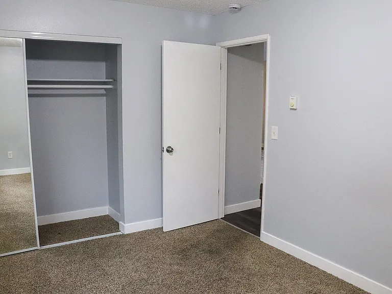 302 S McLoughlin Blvd #306 — Photo 4