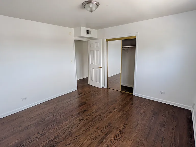 2654 W Rascher Ave #303 — Photo 15