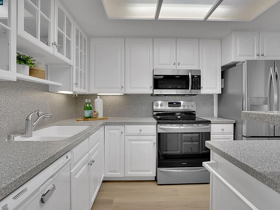 5th image of 1549 Oakmont Dr APT 3