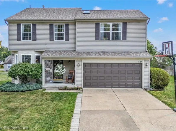 864 Carriage Hill Dr, Fenton, MI 48430