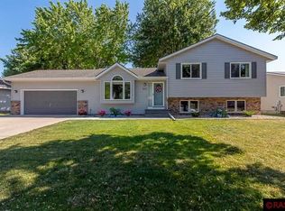 217 Ledlie Ln, Mankato, MN 56001
