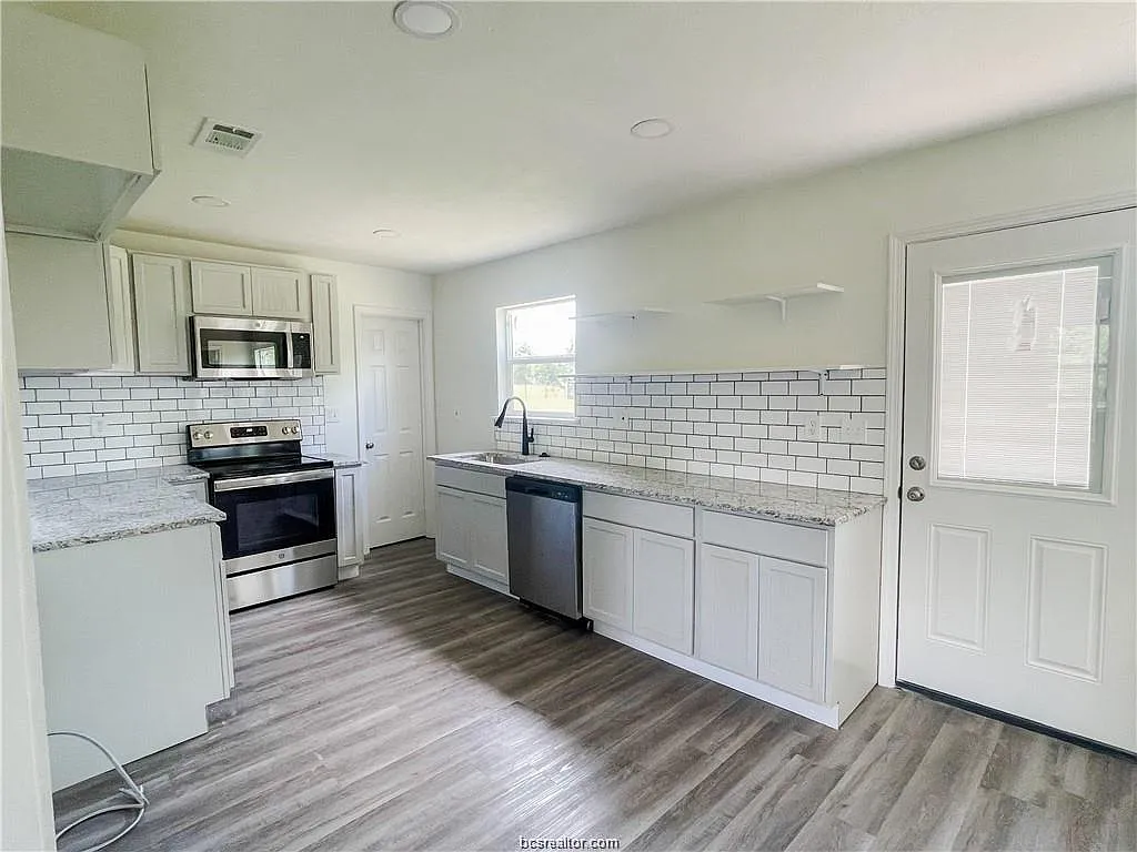 4 bed, 2.0 bath, 1200 sqft, $1,500 — Photo 1
