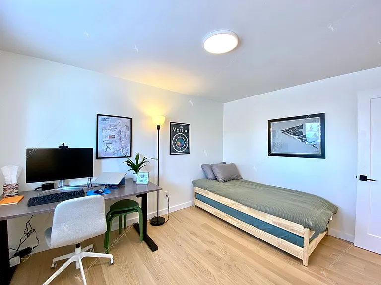 1213 NE Hollinshead Dr — Photo 12