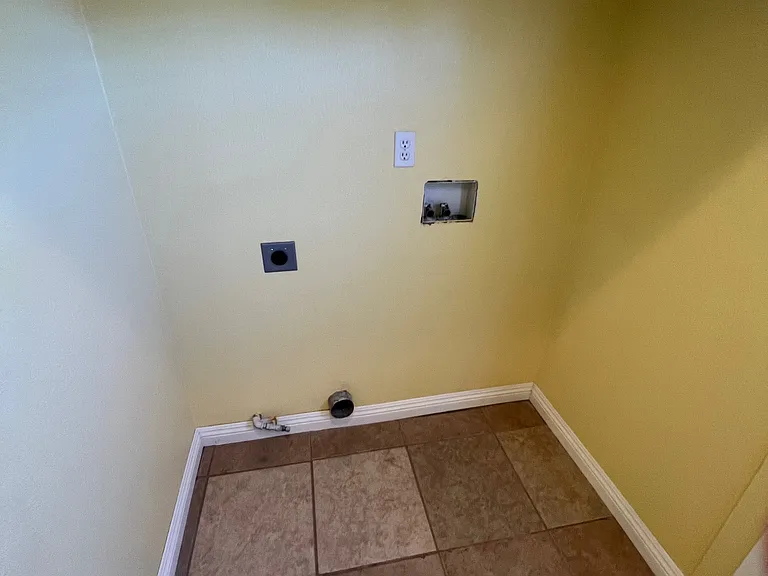 1900 Fallbrook Ln — Photo 34