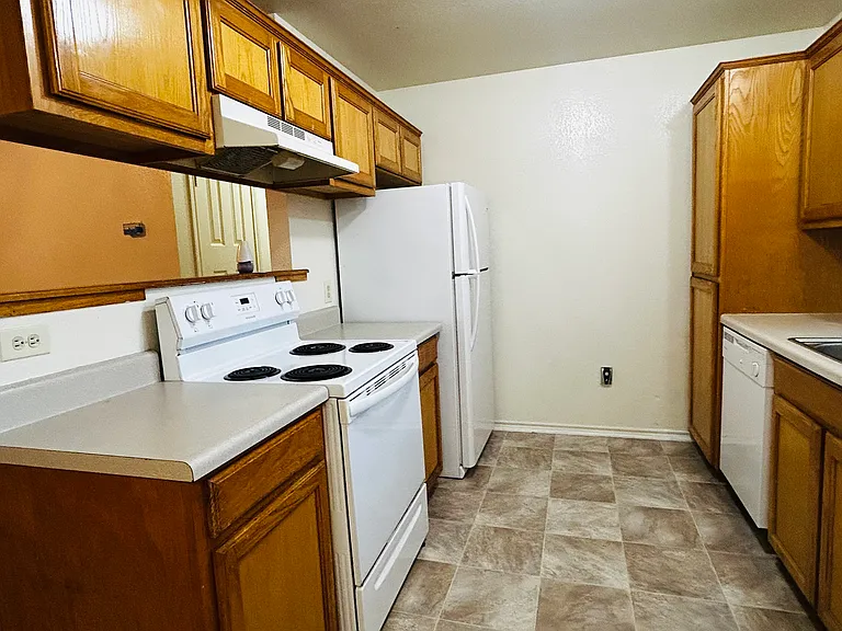 1602 Moss St — Photo 4