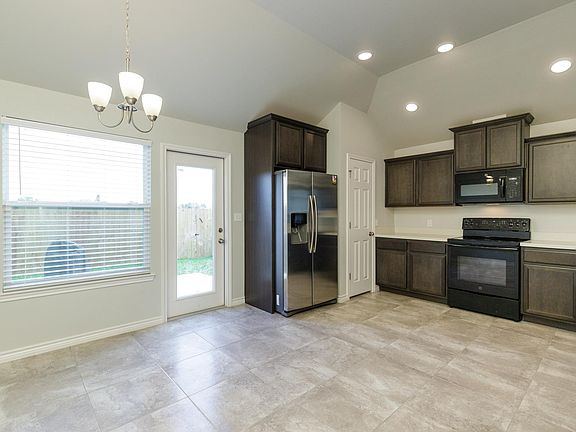 Dining Area & Kitchen