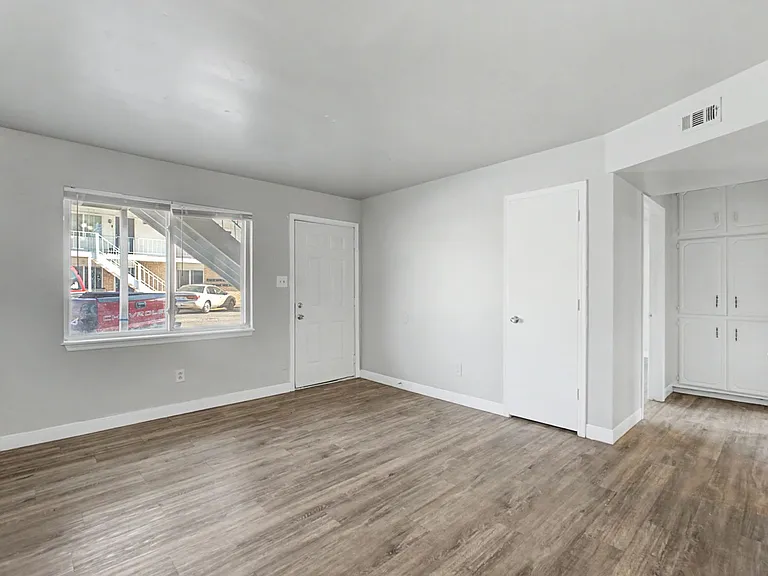 Evanston Apartments — Photo 34