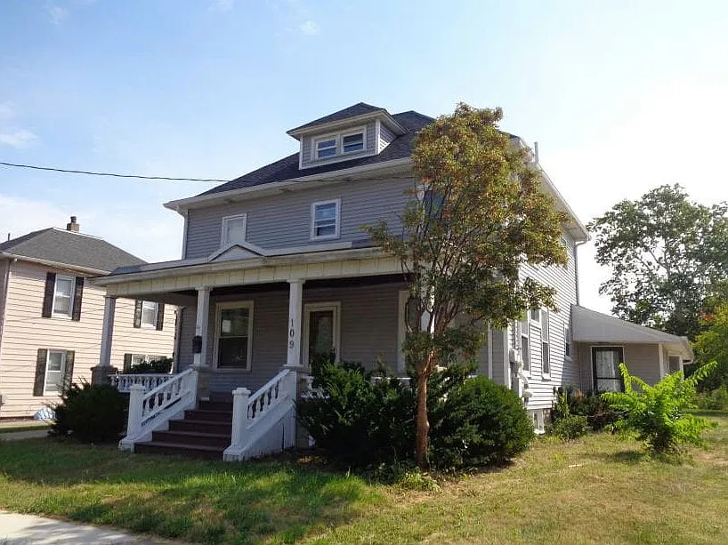 109 N Pine St photo 1
