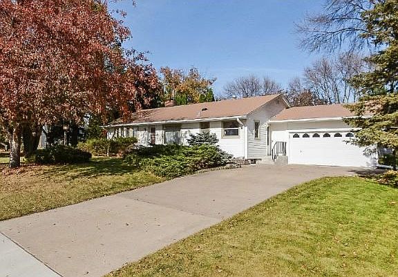 Charming 4BD, 3BA rambler in lovely Edina. Maintenance-free exterior with LeafGuard gutters.