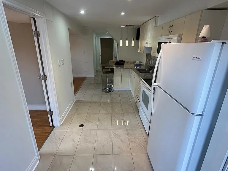 47 Aikenhead Ave #LOWER — Photo 3