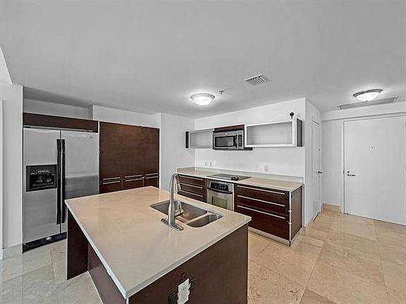 5th image of 1900 N Bayshore Dr APT 3404