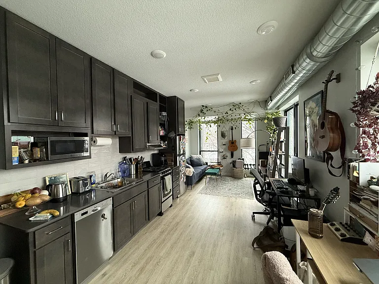 3325 E 52nd St #302 — Photo 3