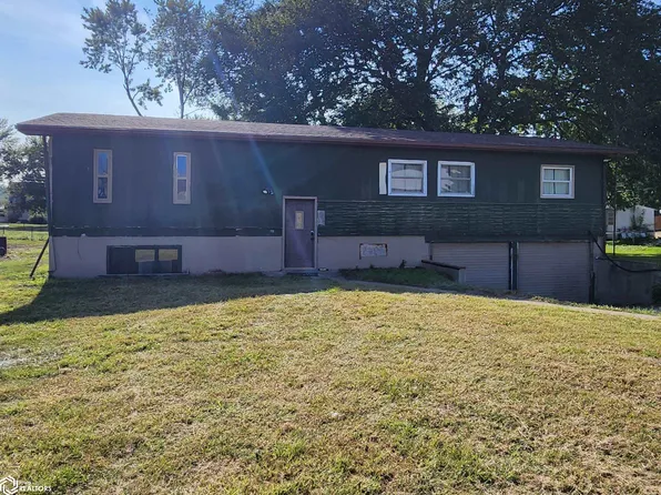 106 N 5th St, Eddyville, IA 52553