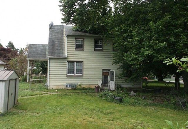 2nd image of 833 Madison St