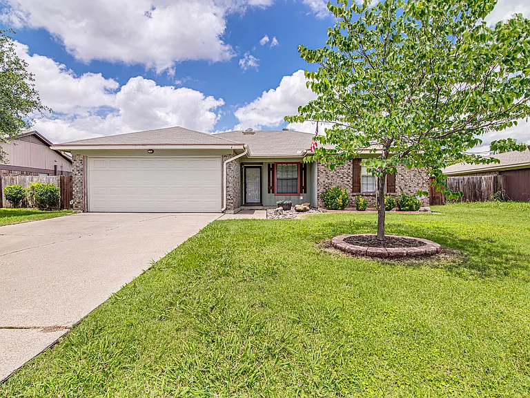 937 Springhill Dr — Photo 1