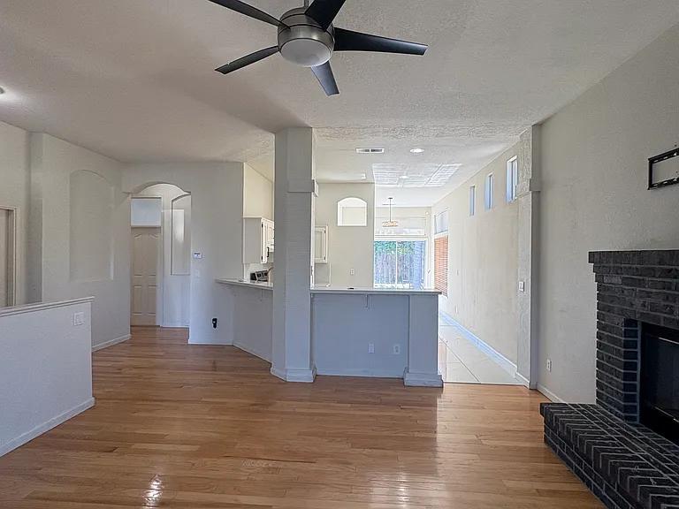 2534 Sunrise Ave — Photo 5