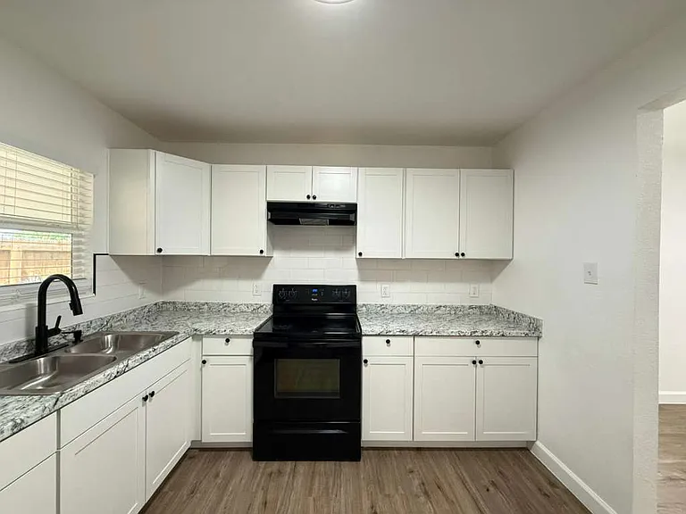 411 Yolanda Dr — Photo 5